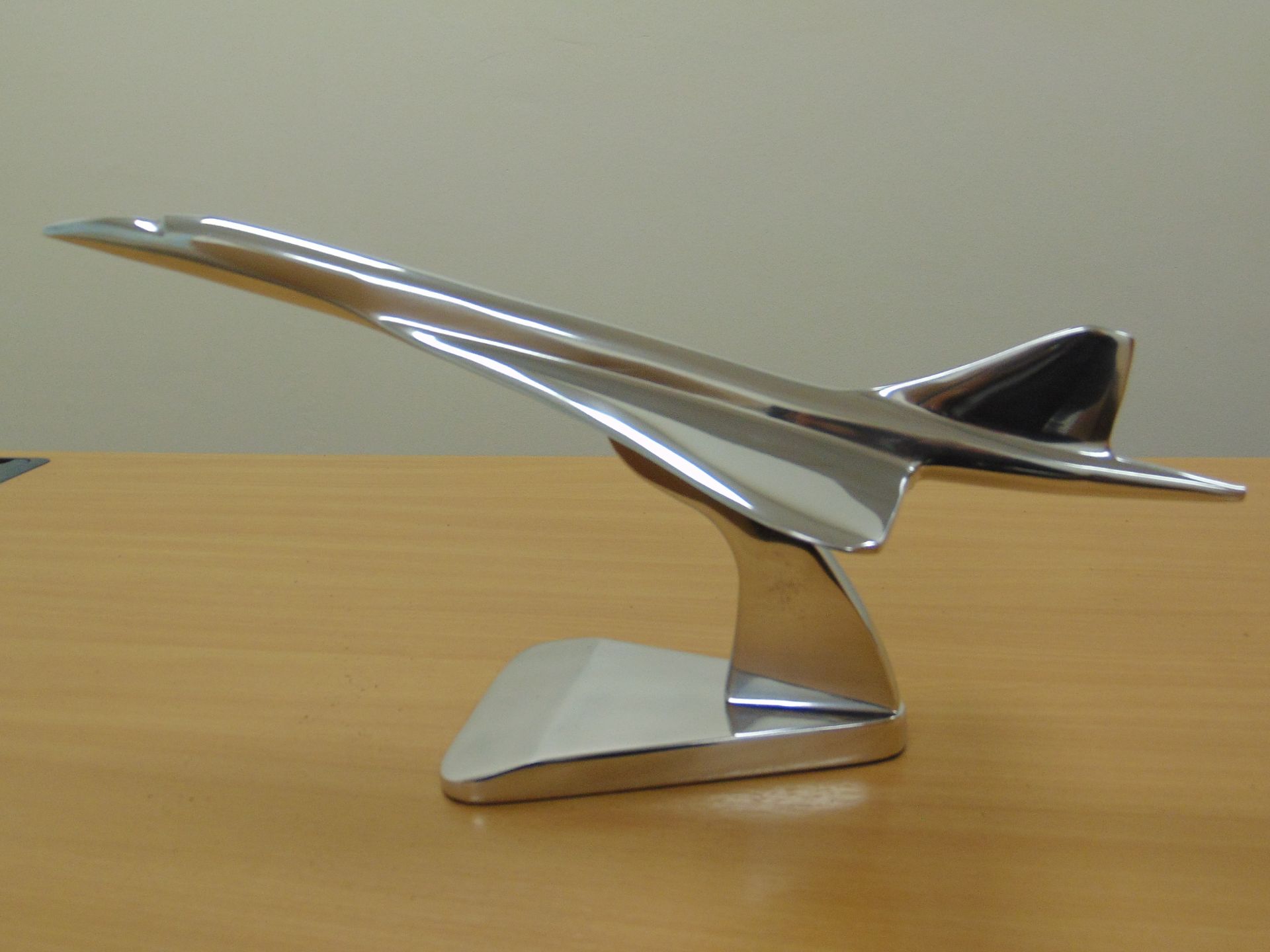 STUNNING POLISHED ALLUMINUM DESK TOP MODEL OF A CONCORD IN FLIGHT ON STAND