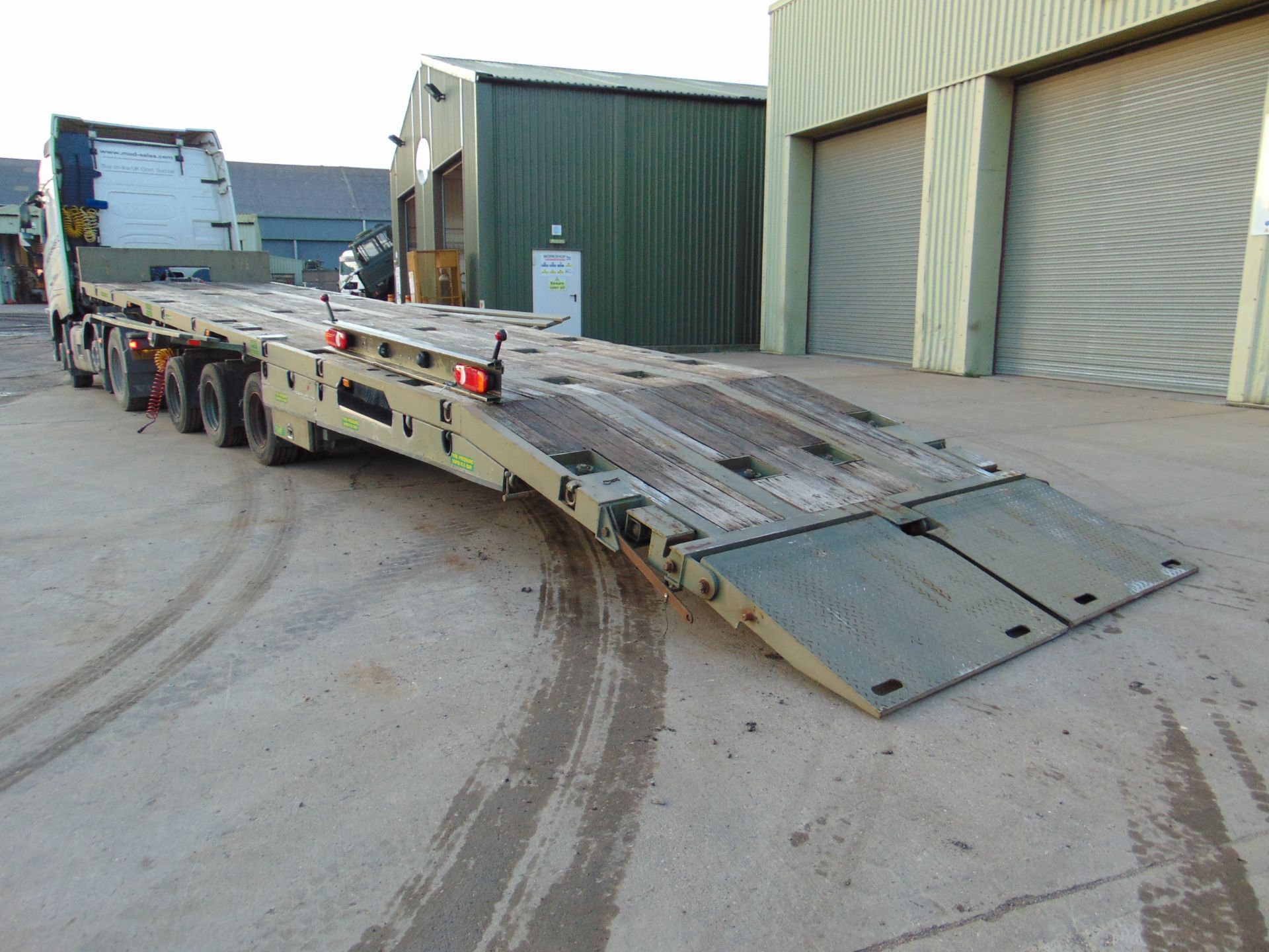 2002 Oldbury Tri Axle Sliding Deck Plant Trailer