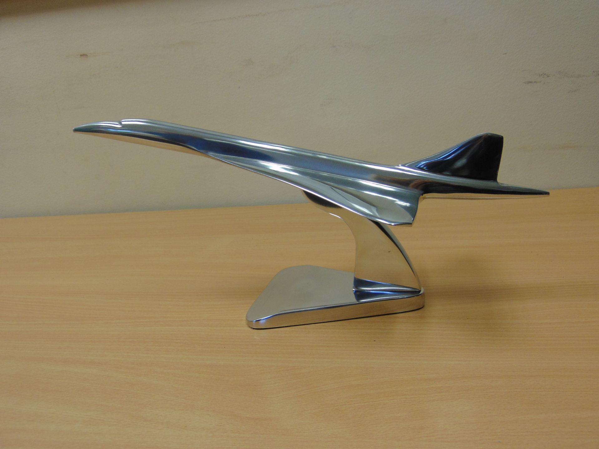 BEAUTIFUL POLISHED ALLUMINUM DESK TOP MODEL OF A CONCORD IN FLIGHT ON STAND. 46CM X 16 CM - Image 2 of 7