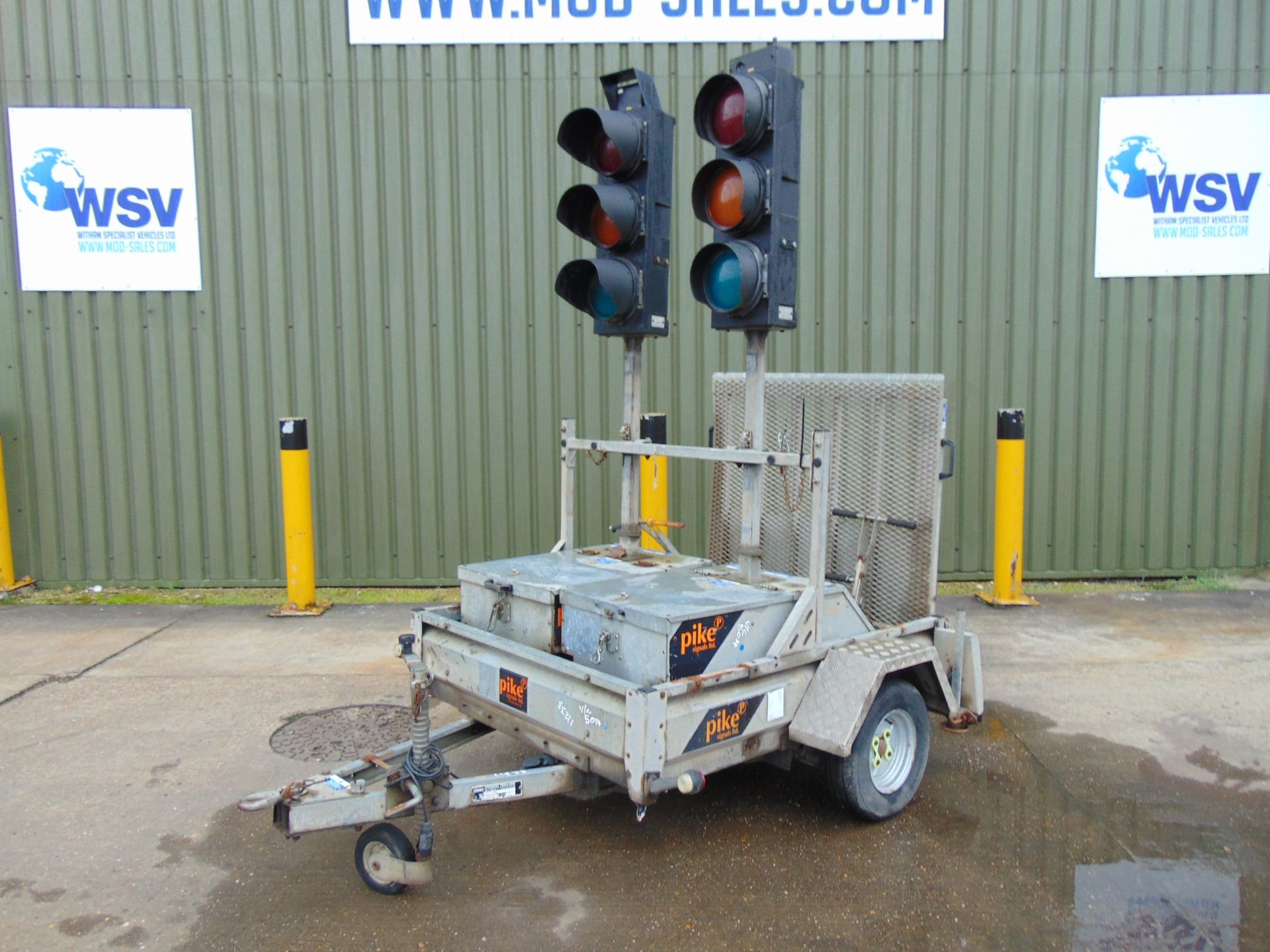 2 Way Traffic Light System c/w Conway Single Axle Trailer