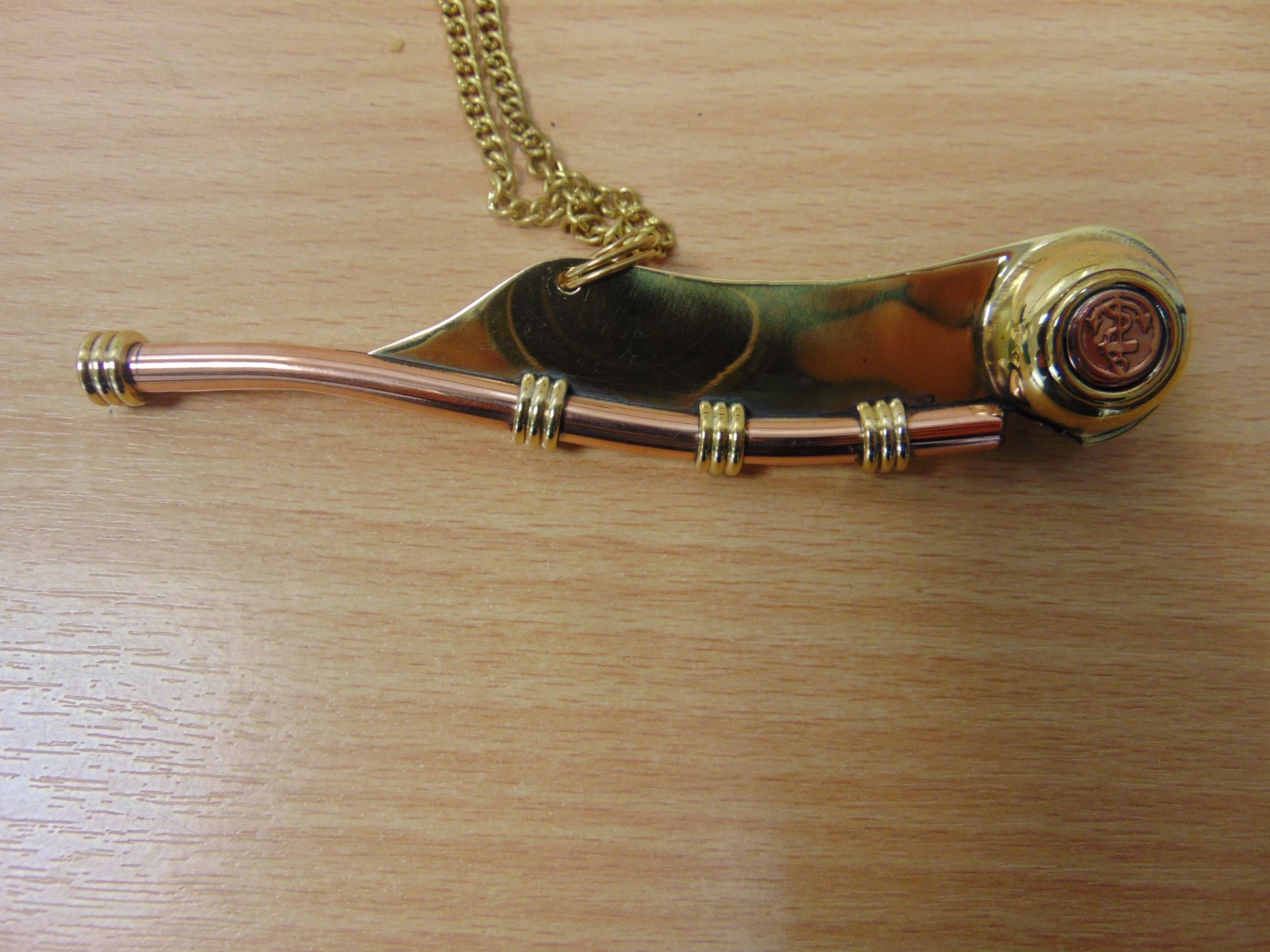 BOSUNS WHISTLE IN BRASS AND COPPER WITH CHAIN AND SDTORAGE BOX. - Image 3 of 8