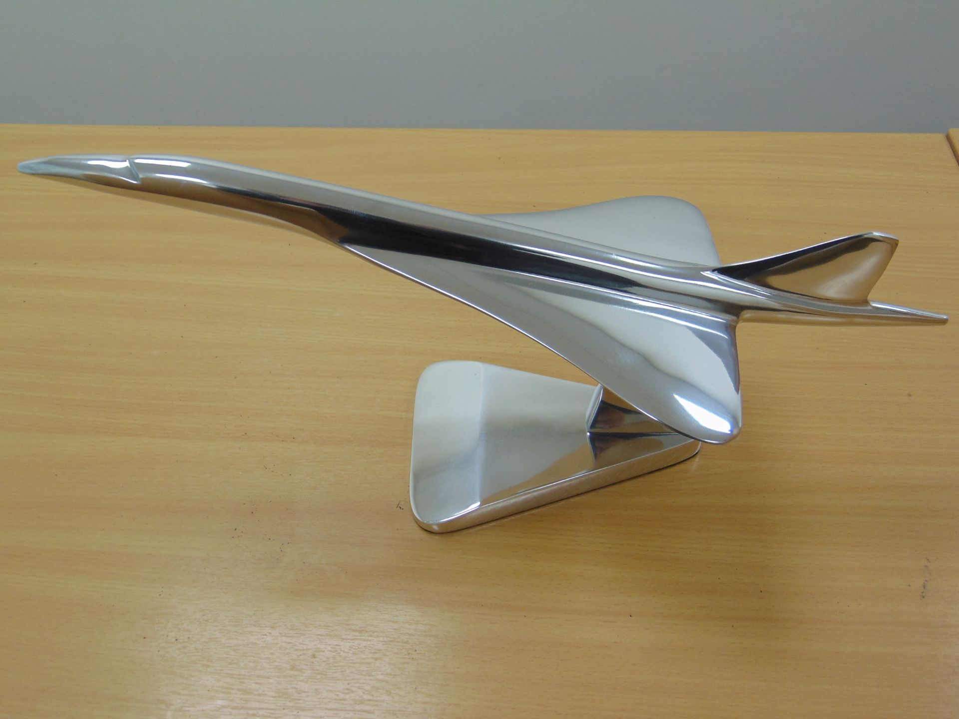STUNNING POLISHED ALLUMINUM DESK TOP MODEL OF A CONCORD IN FLIGHT ON STAND - Image 9 of 12