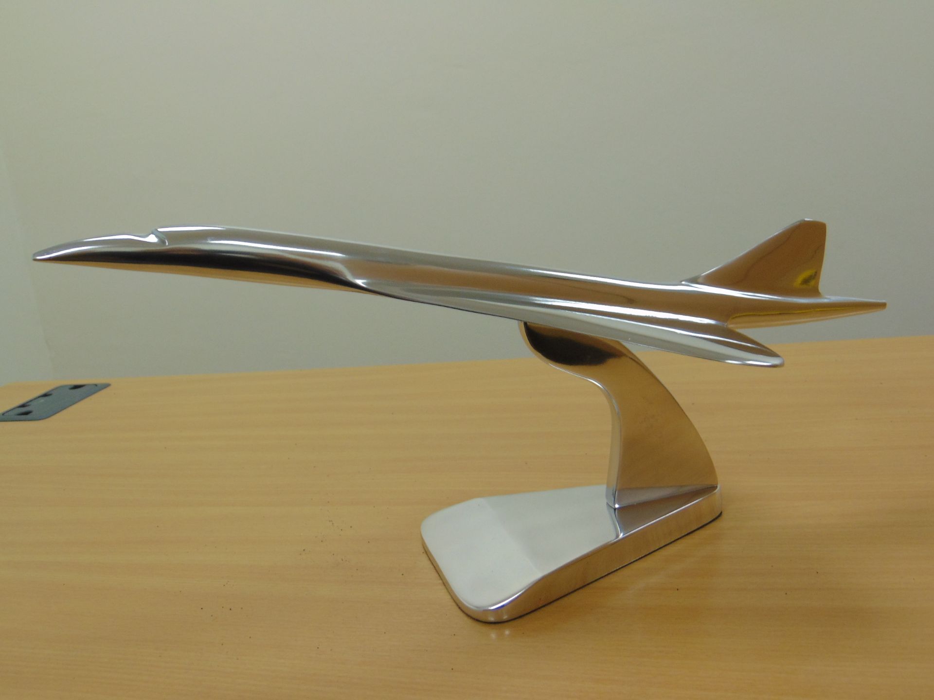 STUNNING POLISHED ALLUMINUM DESK TOP MODEL OF A CONCORD IN FLIGHT ON STAND - Image 6 of 12