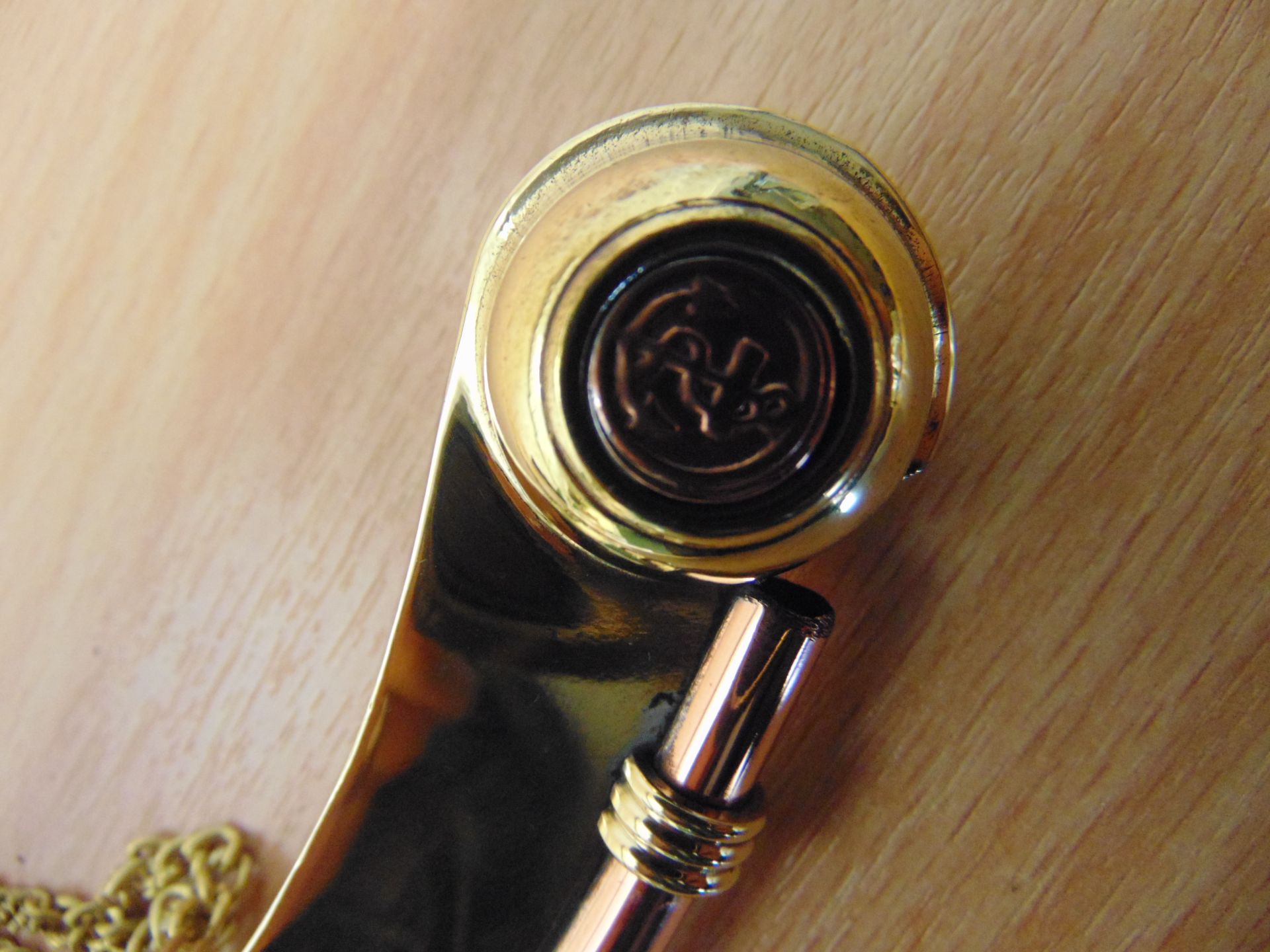 BOSUNS WHISTLE IN BRASS AND COPPER WITH CHAIN AND SDTORAGE BOX. - Image 5 of 8