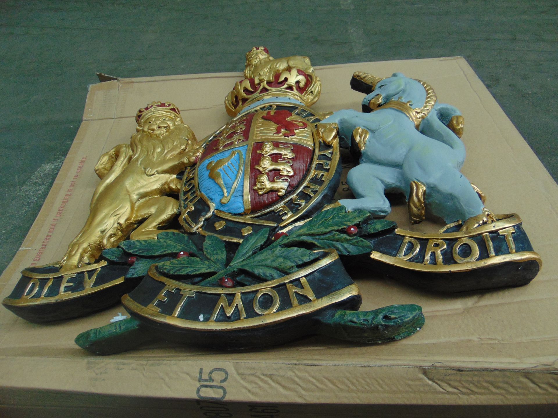 LARGE HAND PAINTED ROYAL CREST - Image 8 of 12