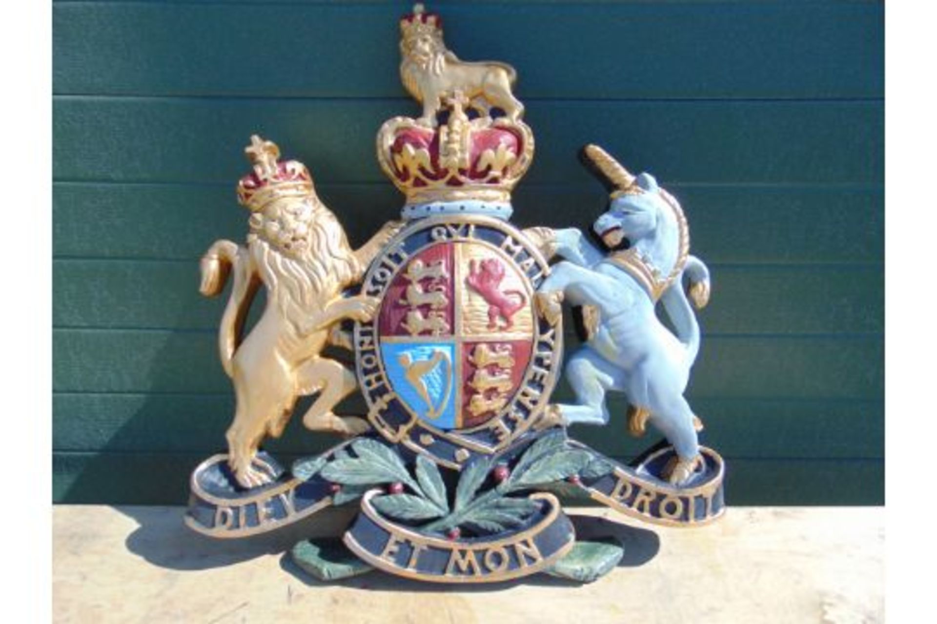 LARGE HAND PAINTED ROYAL CREST - Image 2 of 12