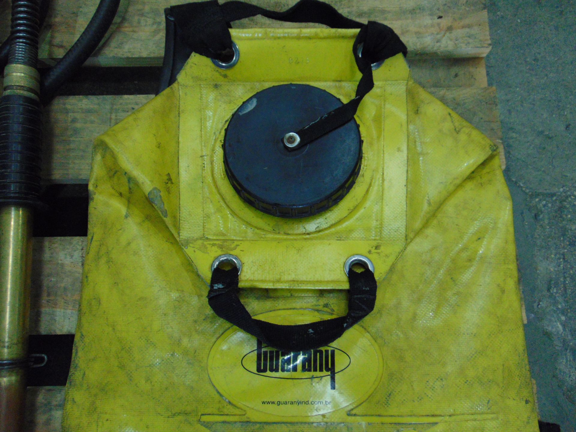 Guarany flexible firefighting backpack & 9 x Pump Action Spray Nozzles - Image 2 of 6