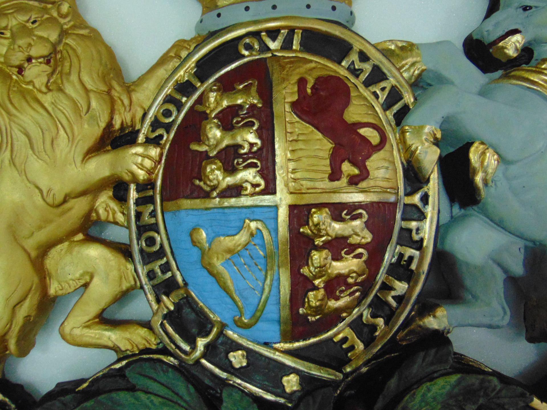 LARGE HAND PAINTED ROYAL CREST WALL MOUNTED 70cms x 70 cms - Image 6 of 8