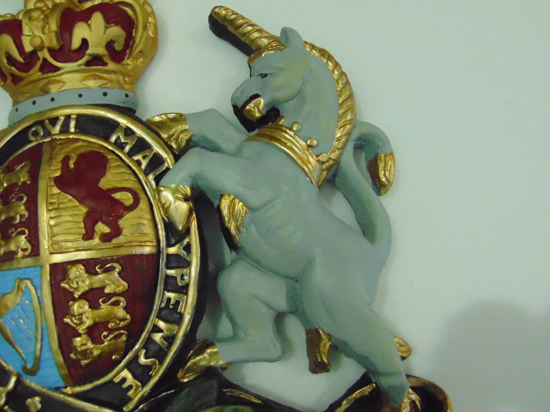 LARGE HAND PAINTED ROYAL CREST WALL MOUNTED 70cms x 70 cms - Image 7 of 8