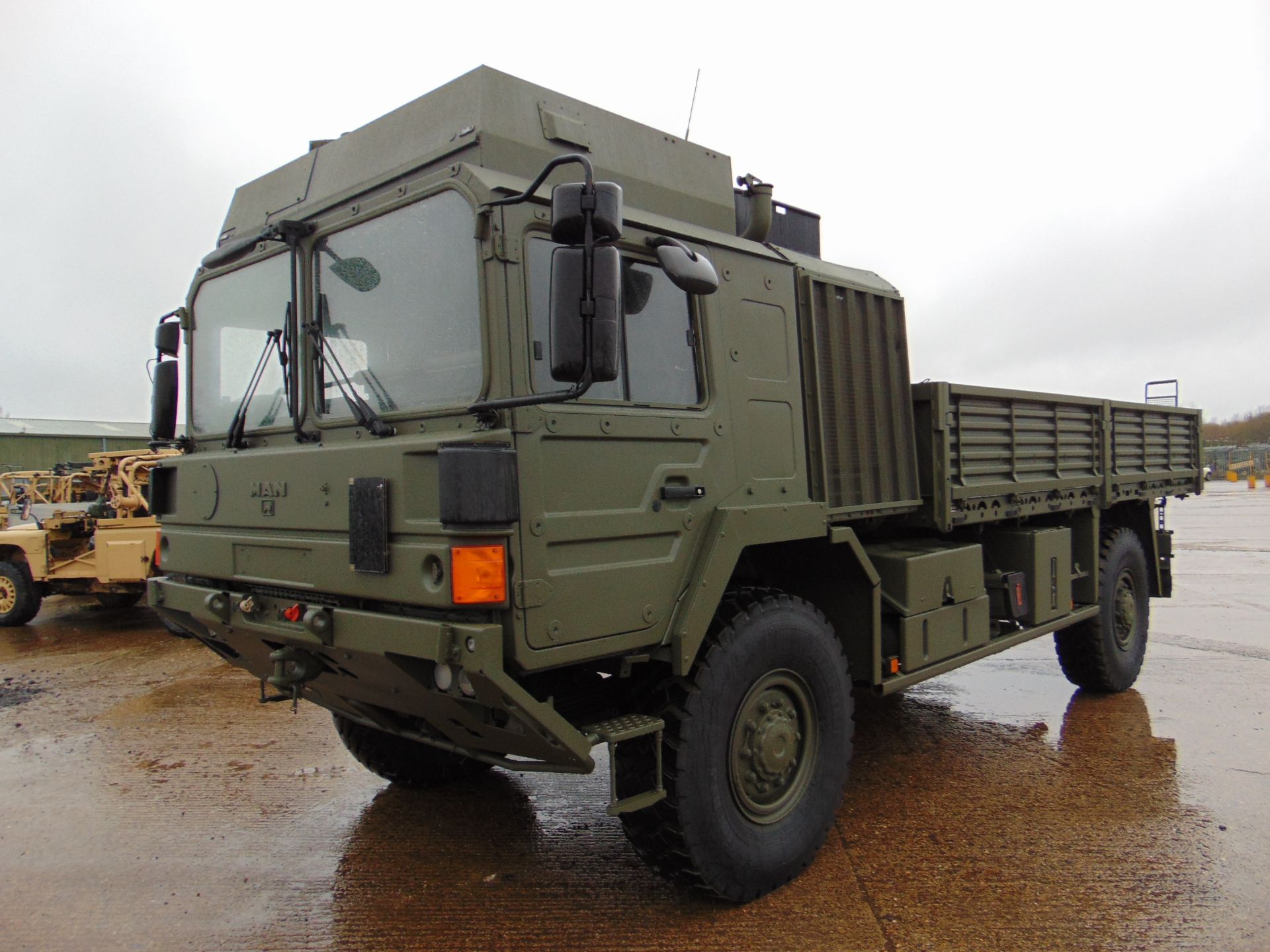 MAN 4X4 HX60 18.330 FLAT BED CARGO TRUCK ONLY 21,891km! - Image 3 of 25