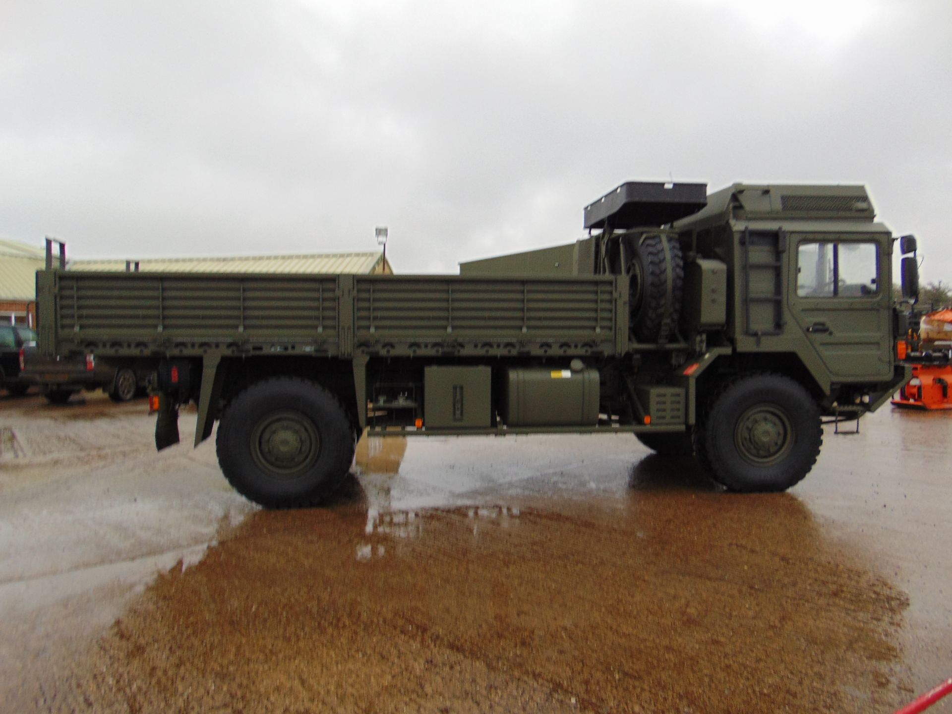 MAN 4X4 HX60 18.330 FLAT BED CARGO TRUCK ONLY 21,891km! - Image 5 of 25