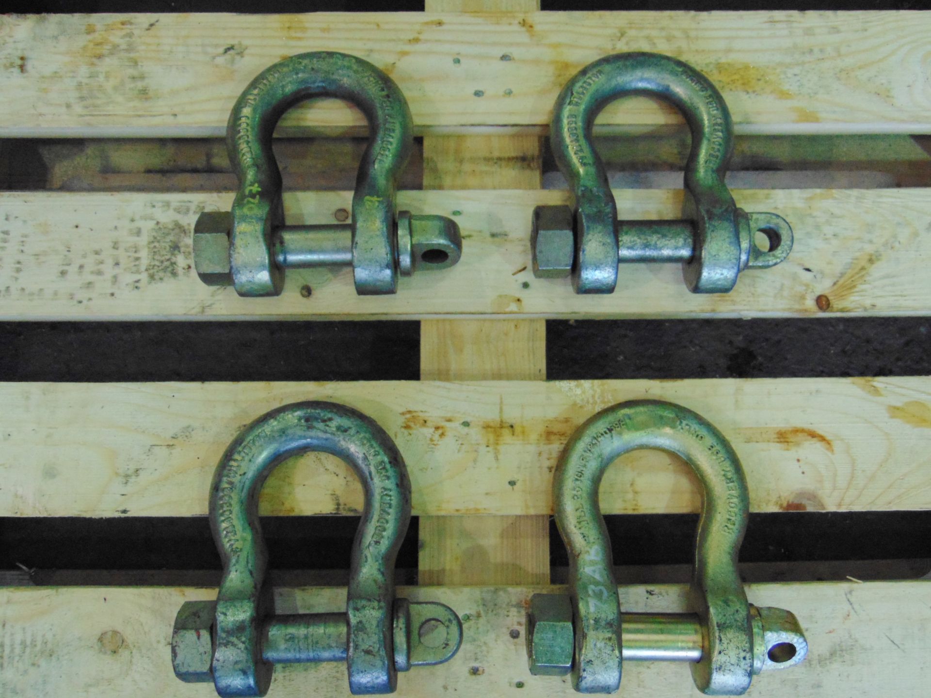 Q 4 Unissued 25 Ton D Shackles