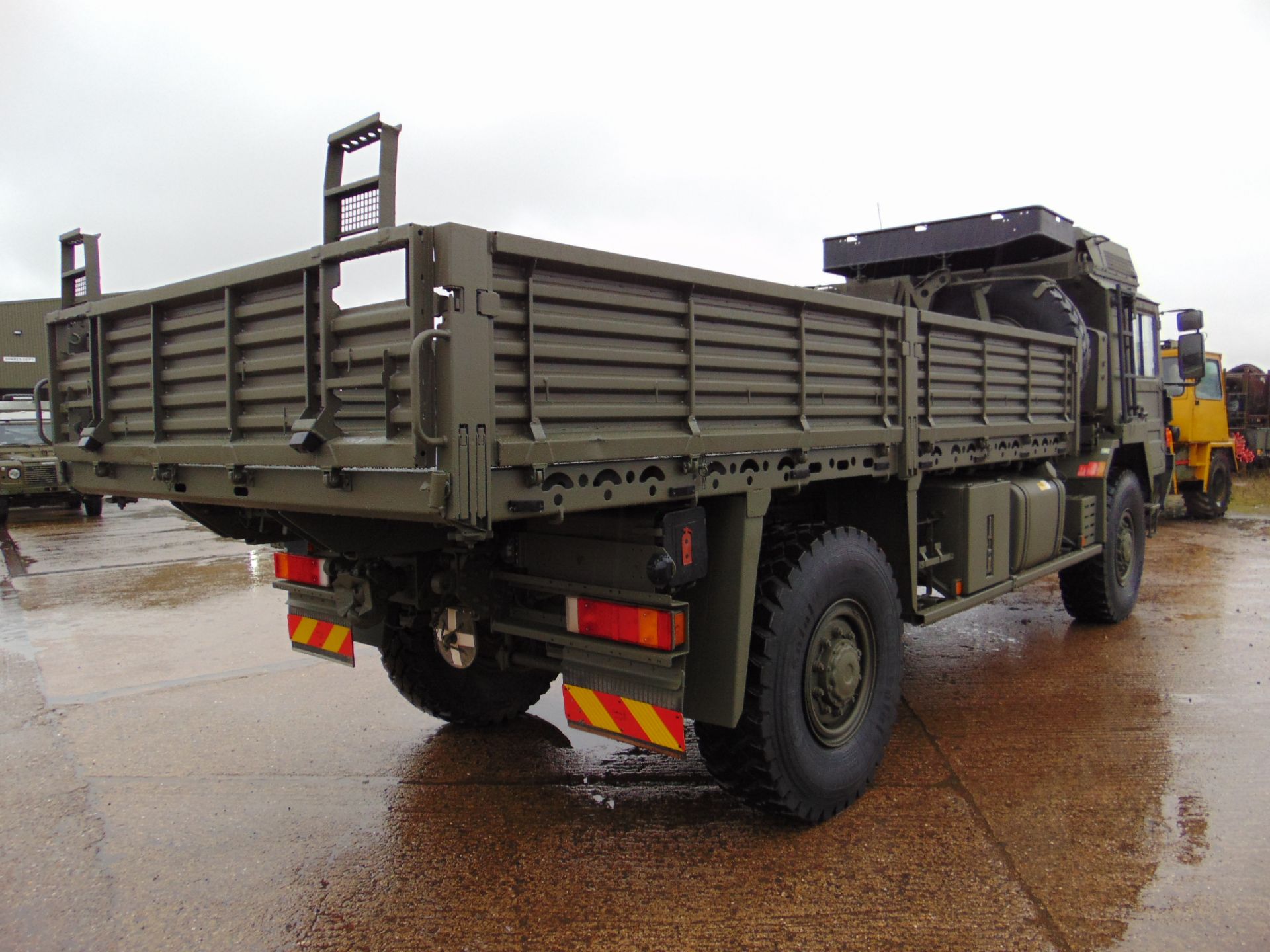 MAN 4X4 HX60 18.330 FLAT BED CARGO TRUCK ONLY 21,891km! - Image 6 of 25