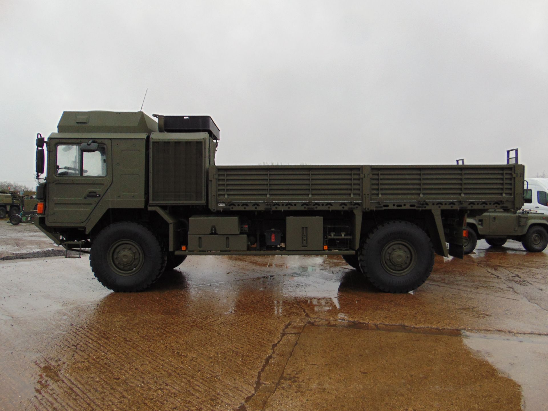 MAN 4X4 HX60 18.330 FLAT BED CARGO TRUCK ONLY 21,891km! - Image 4 of 25