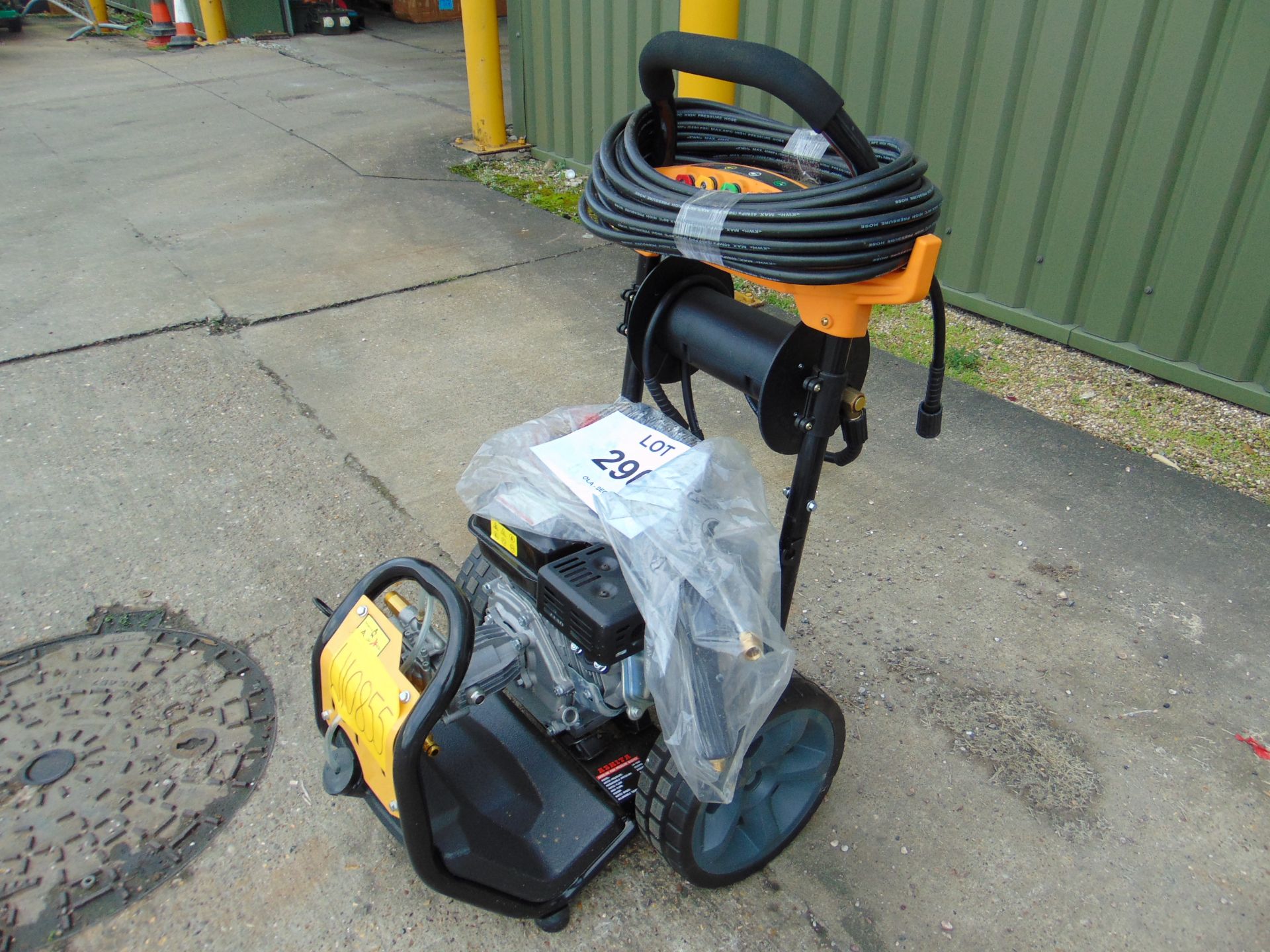 UNUSED 2500 PSI 7HP PRESSURE WASHER C/W LANCE, HOSE , CHEMICAL TANK, ETC - Bild 2 aus 7