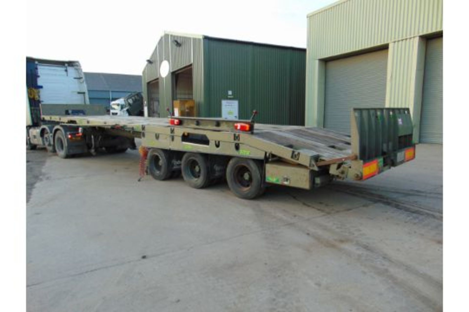 EX RESERVE OLDBURY TRI AXLE SLIDING DECK PLANT TRAILER - Image 3 of 26