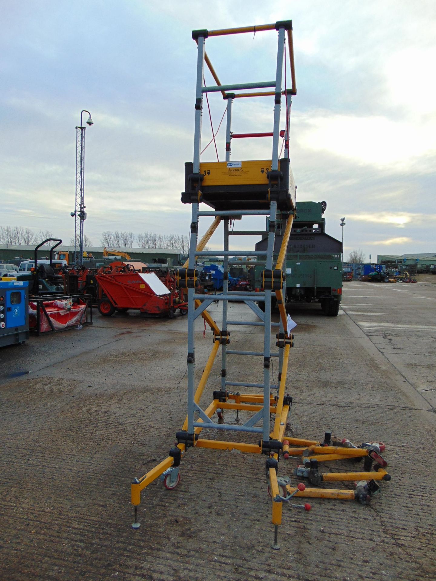 RAZOR DECK X-TRA SELF ERECTING TOWER PLATFORM C/W LEGS ETC. 2M-150 KG