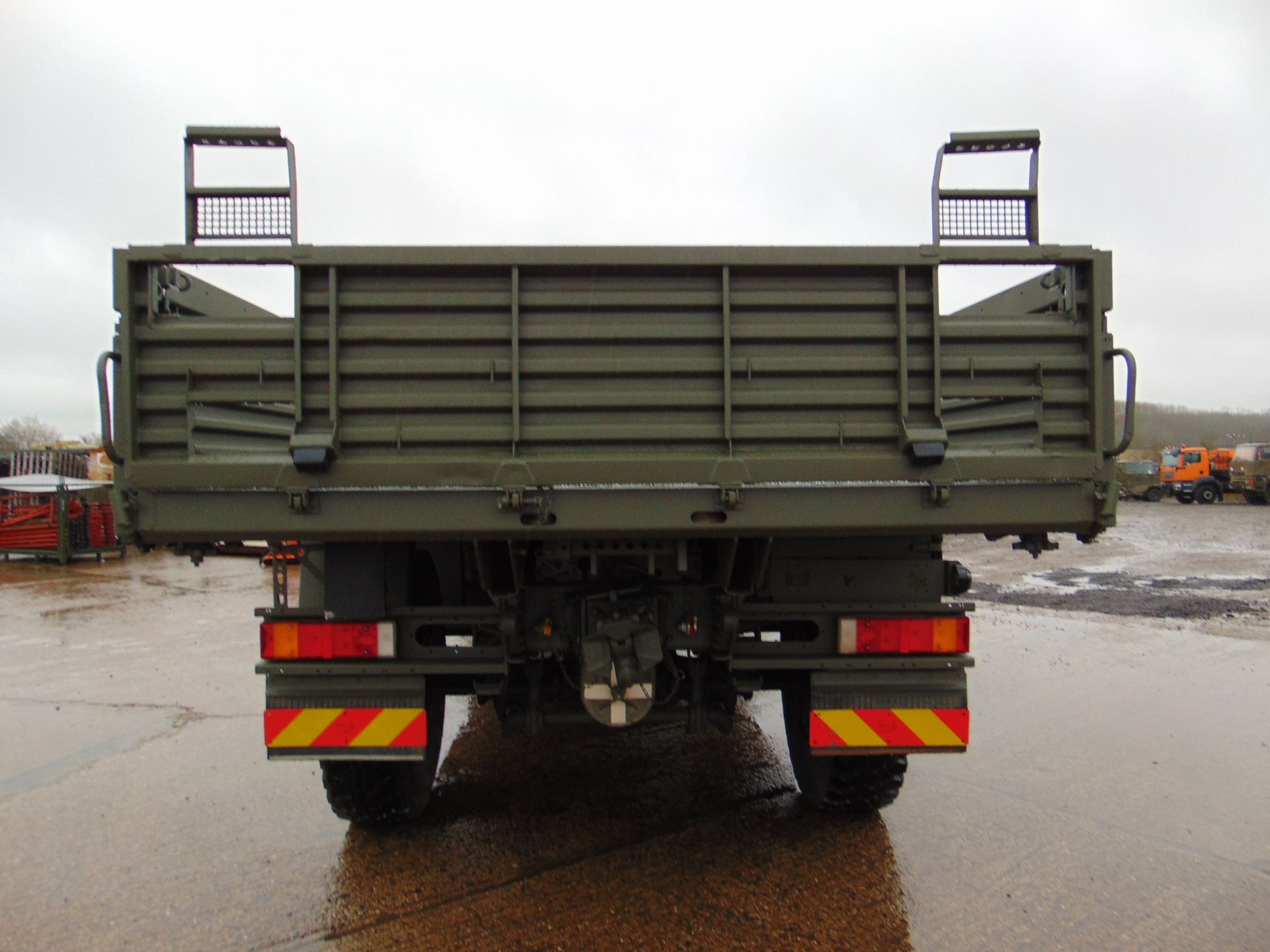 MAN 4X4 HX60 18.330 FLAT BED CARGO TRUCK ONLY 21,891km! - Image 7 of 25