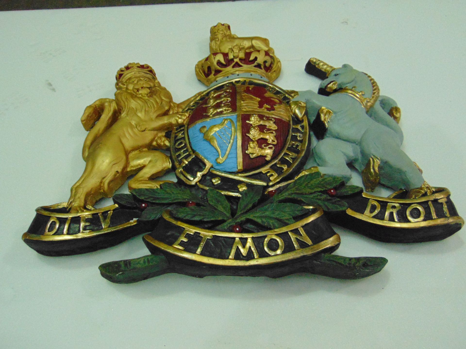 LARGE HAND PAINTED ROYAL CREST WALL MOUNTED 70cms x 70 cms - Image 3 of 8