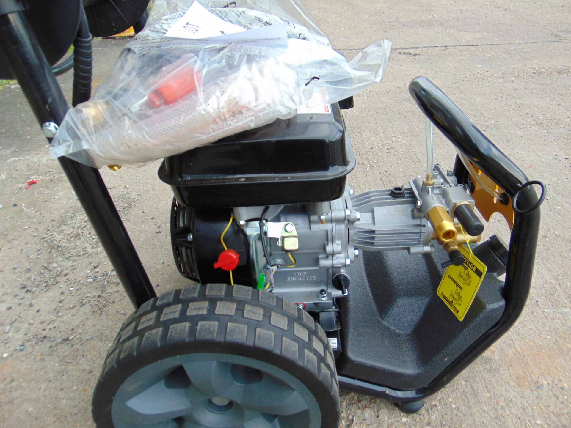 UNUSED 2500 PSI 7HP PRESSURE WASHER C/W LANCE, HOSE , CHEMICAL TANK, ETC - Bild 7 aus 7