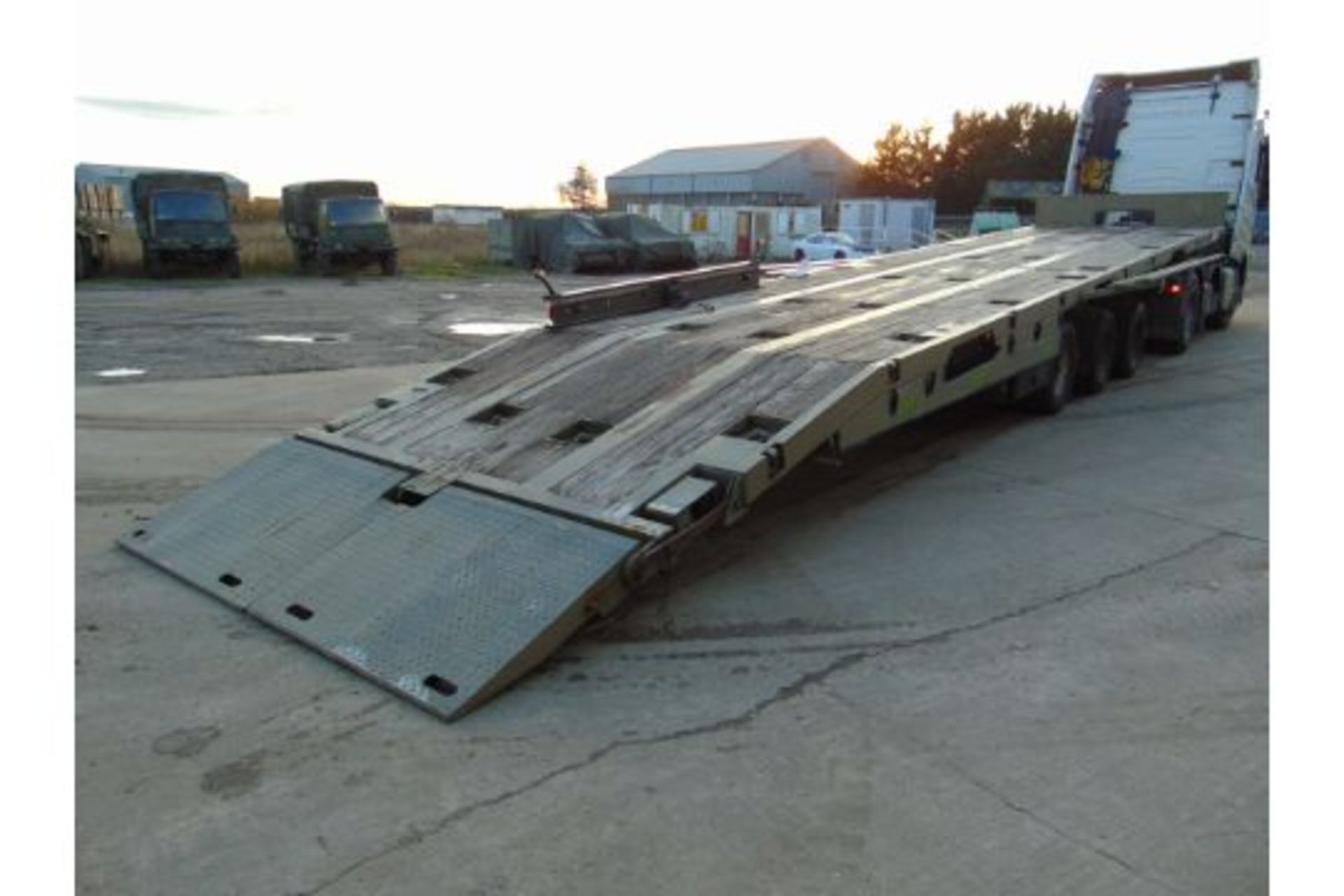 EX RESERVE OLDBURY TRI AXLE SLIDING DECK PLANT TRAILER - Image 5 of 26