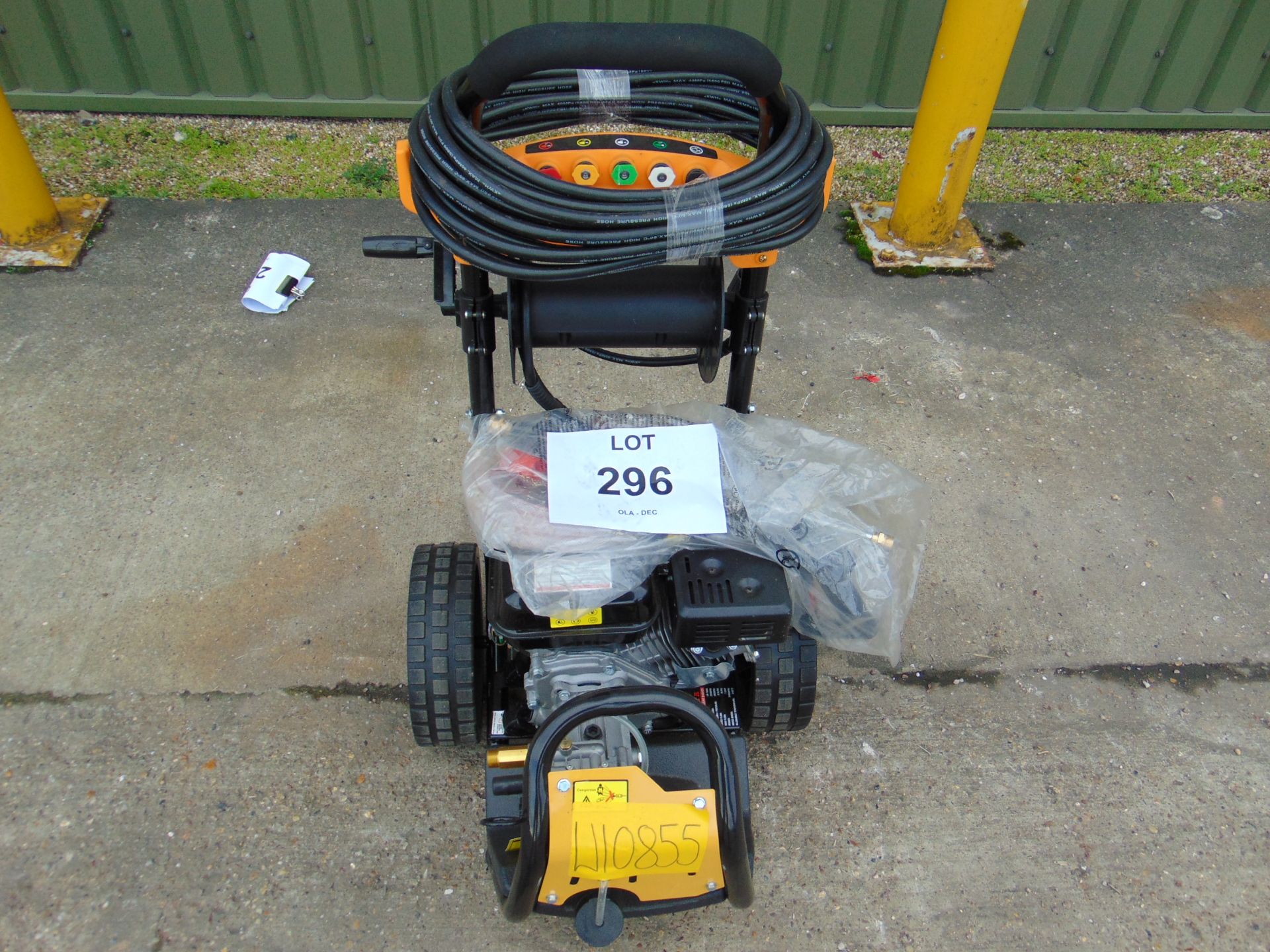 UNUSED 2500 PSI 7HP PRESSURE WASHER C/W LANCE, HOSE , CHEMICAL TANK, ETC