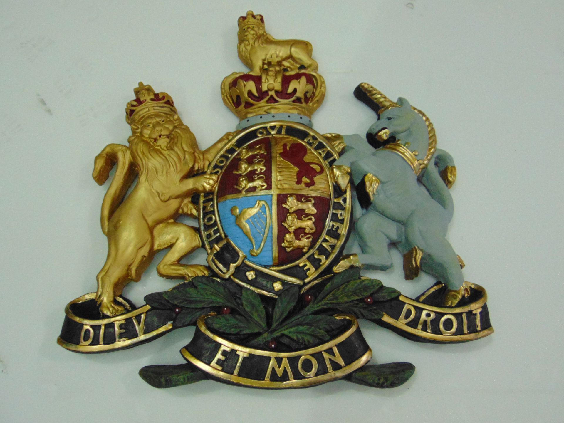 LARGE HAND PAINTED ROYAL CREST WALL MOUNTED 70cms x 70 cms - Image 2 of 8