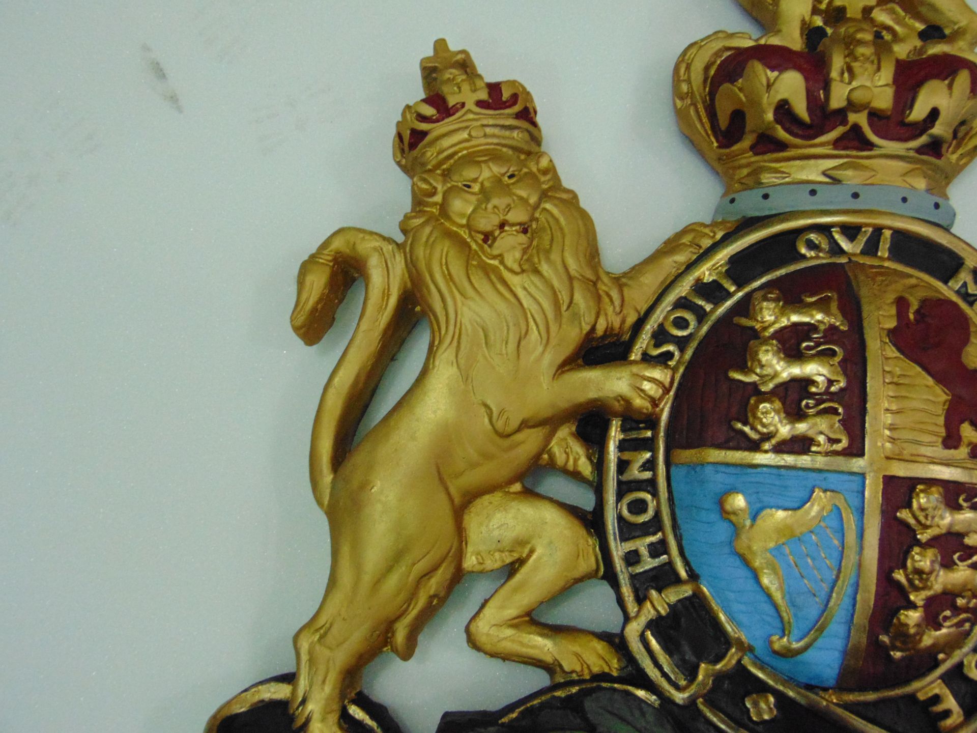 LARGE HAND PAINTED ROYAL CREST WALL MOUNTED 70cms x 70 cms - Image 8 of 8