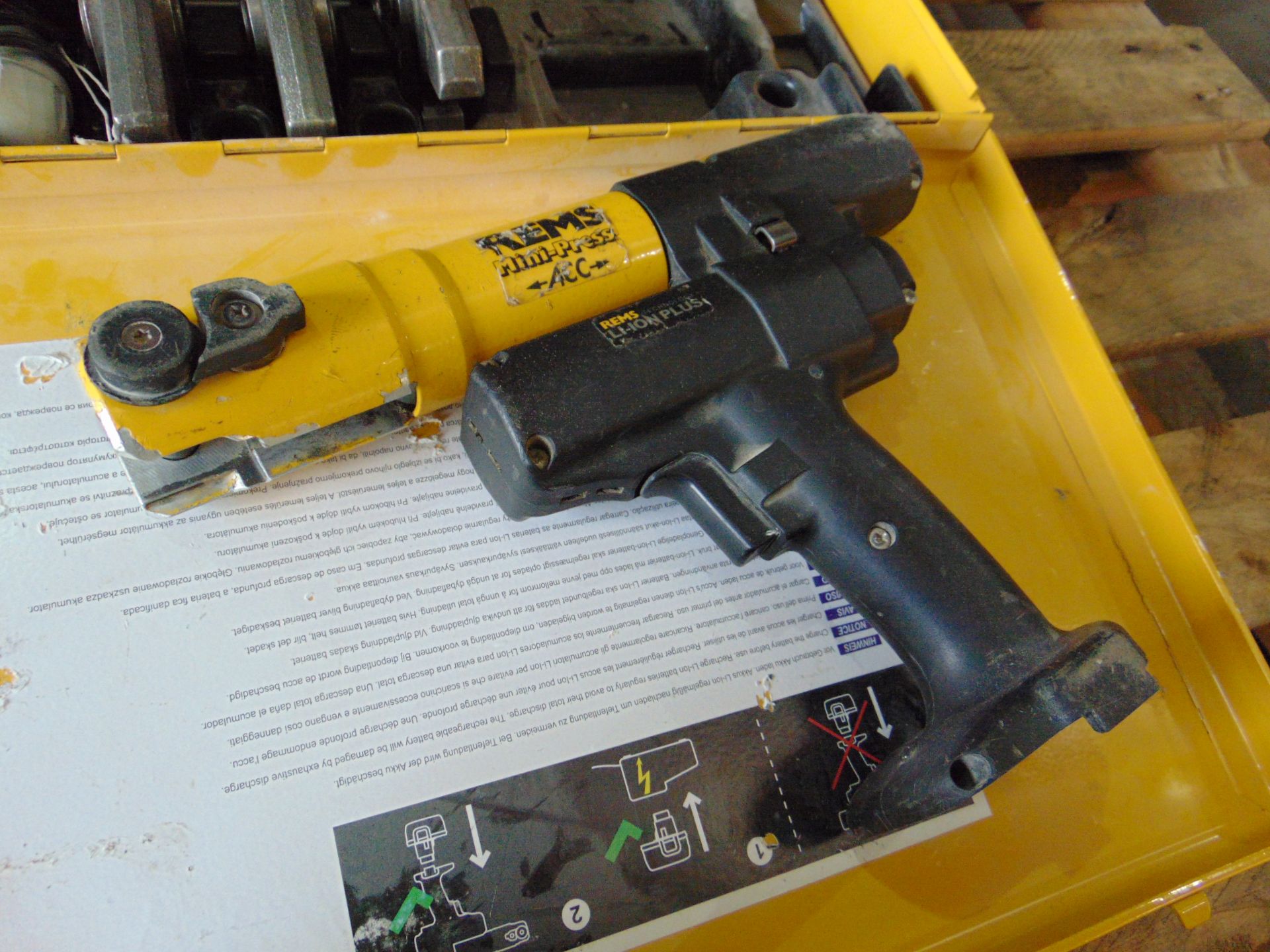 REMS 578001 Mini Press CRIMPER ACC c/w 2 x 14.4 v Batteries, Charger, Steel Case etc - Image 2 of 7