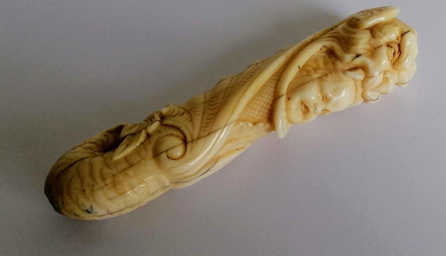 A 19th century carved ivory parasol handle - Image 2 of 3