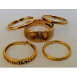 Two 18ct yellow gold bands, one with Greek-key design 3.5g and three other 9ct gold bands, 8.9g, all