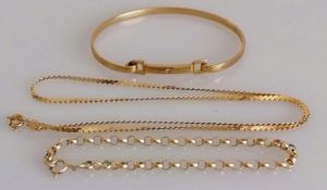 A cased Hot Diamonds gem-set gold bangle, a neck chain, 44 cm and a rolo chain bracelet, 16.5 cm,