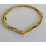 An Italian tri-colour gold necklace with matching bracelet (damaged), stamped 375, 38 cm, 27.58g