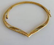 An Italian tri-colour gold necklace with matching bracelet (damaged), stamped 375, 38 cm, 27.58g