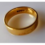 An 18ct yellow gold wedding band, 6mm, size Q, hallmarked, 5.92g