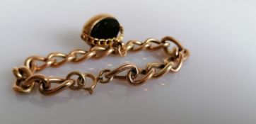 A George V curb link bracelet with swivel bloodstone fob, hallmarked, 17 cm, each link stamped