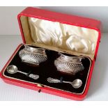A cased Edwardian pair of silver salts with spoons by Joseph Gloster, Birmingham, 1904, case damaged