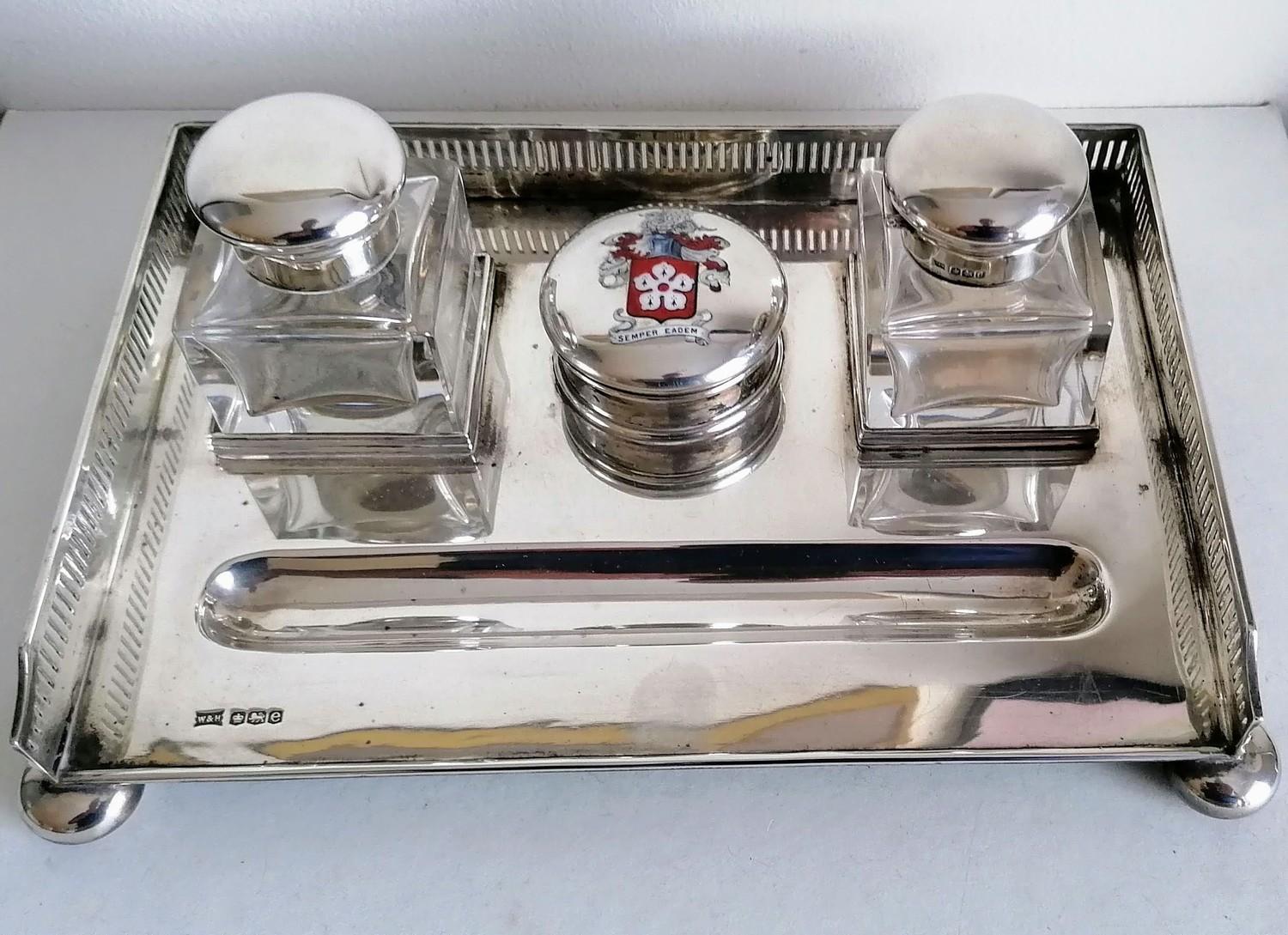 A George V silver ink stand with twin squared-based ink bottles, pierced gallery, enamelled - Image 3 of 5