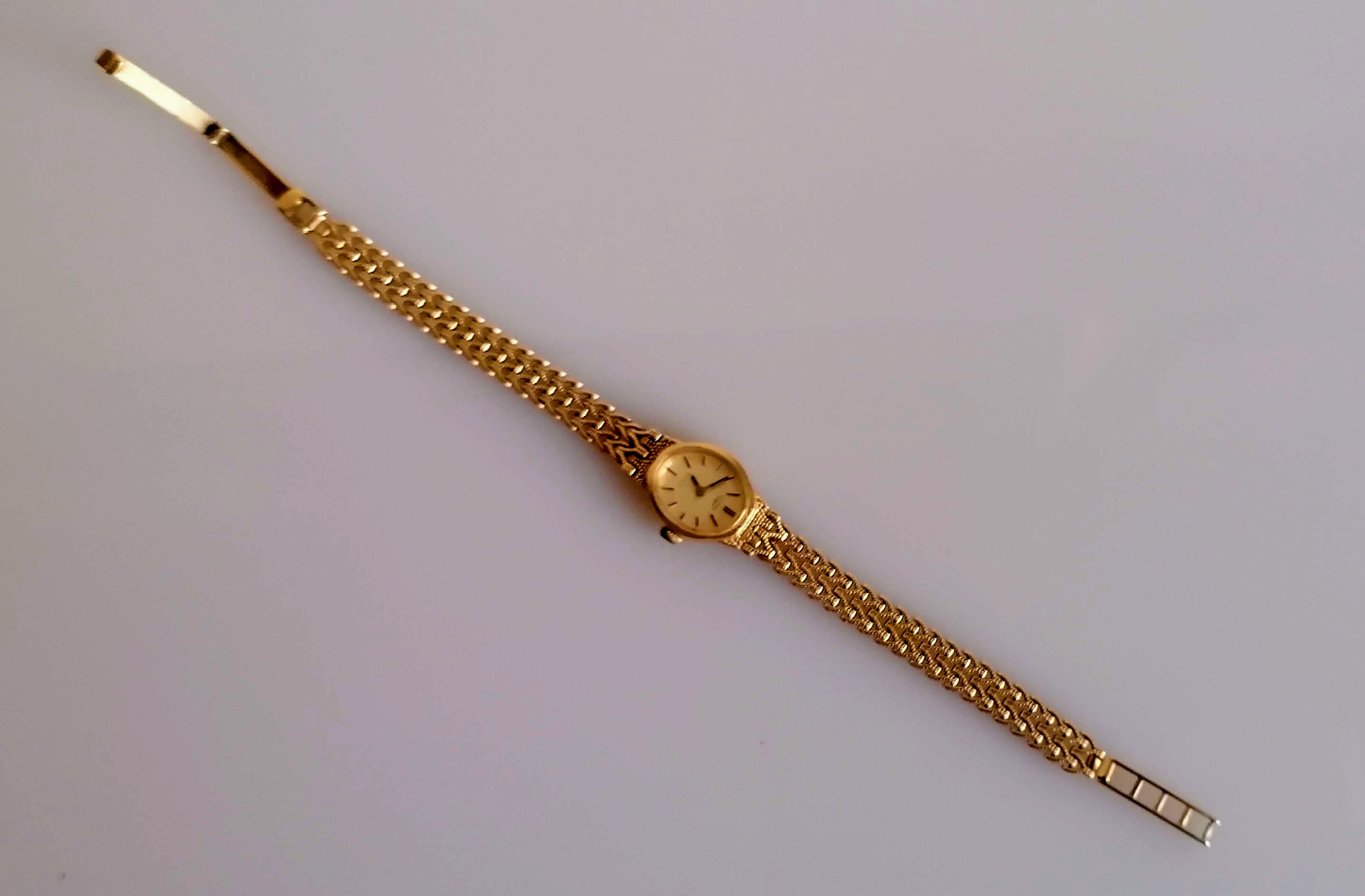 A gold mid-century ladies Rotary dress watch with mesh bracelet, hallmarked 9ct, 10.83g - Image 2 of 3