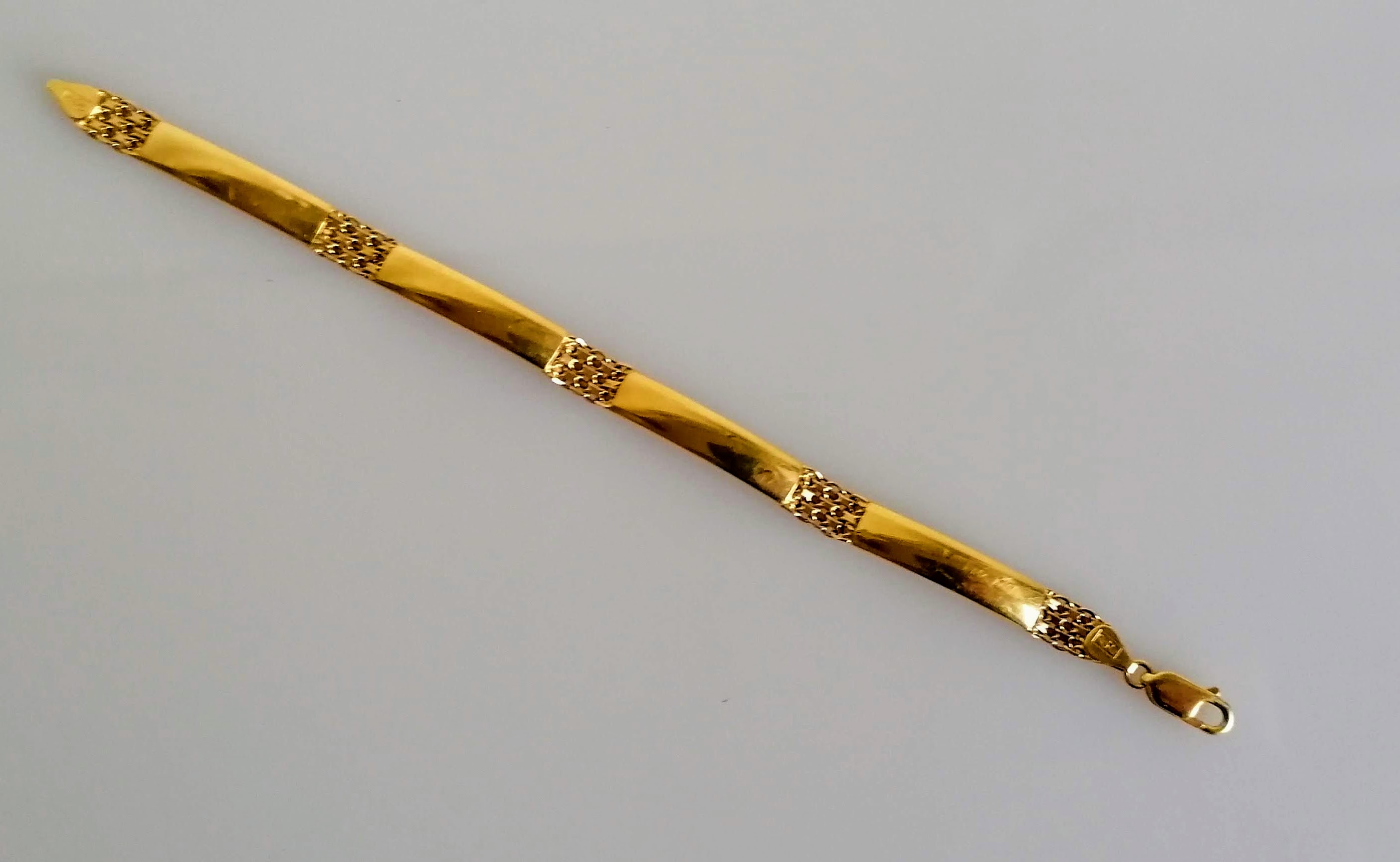 An Italian yellow gold articulated bracelet, stamped 750, 11.61g - Image 2 of 3