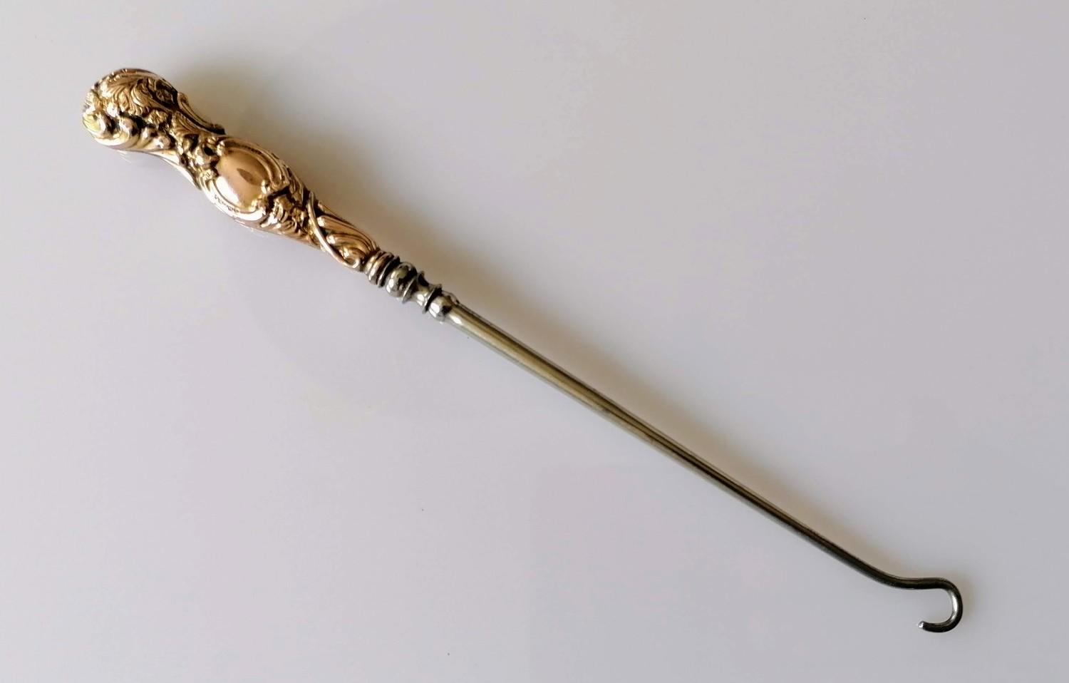 A late Victorian cased button hook with rococo decorated 9ct gold handle, 6.5 cm, and steel blade, - Image 3 of 3