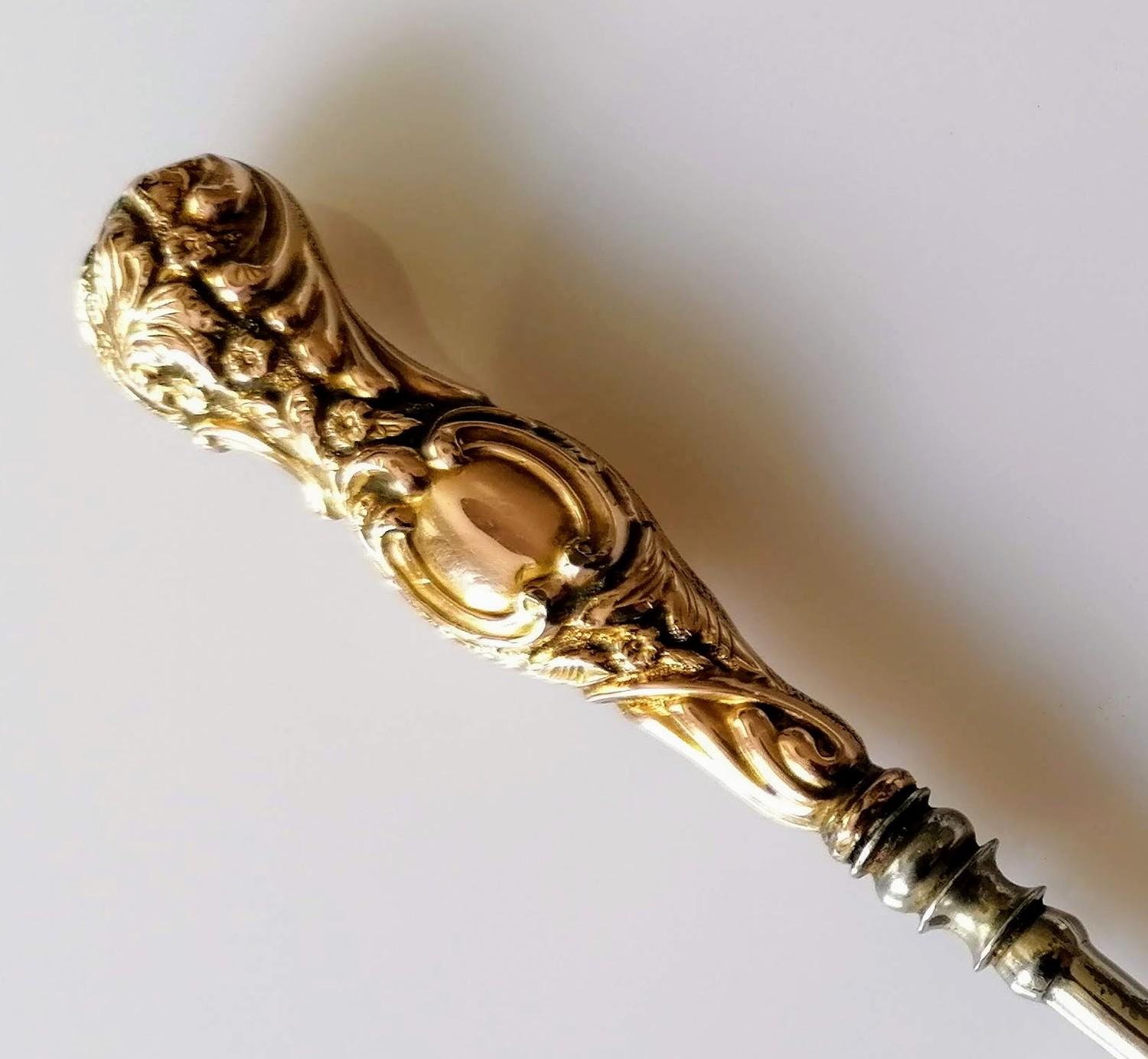 A late Victorian cased button hook with rococo decorated 9ct gold handle, 6.5 cm, and steel blade, - Image 2 of 3