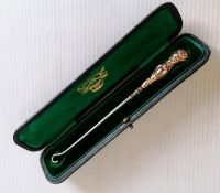A late Victorian cased button hook with rococo decorated 9ct gold handle, 6.5 cm, and steel blade,