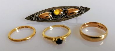 An 18ct yellow gold wedding band; a sapphire solitaire ring, 4g and a 9ct gold wedding band, 3g,