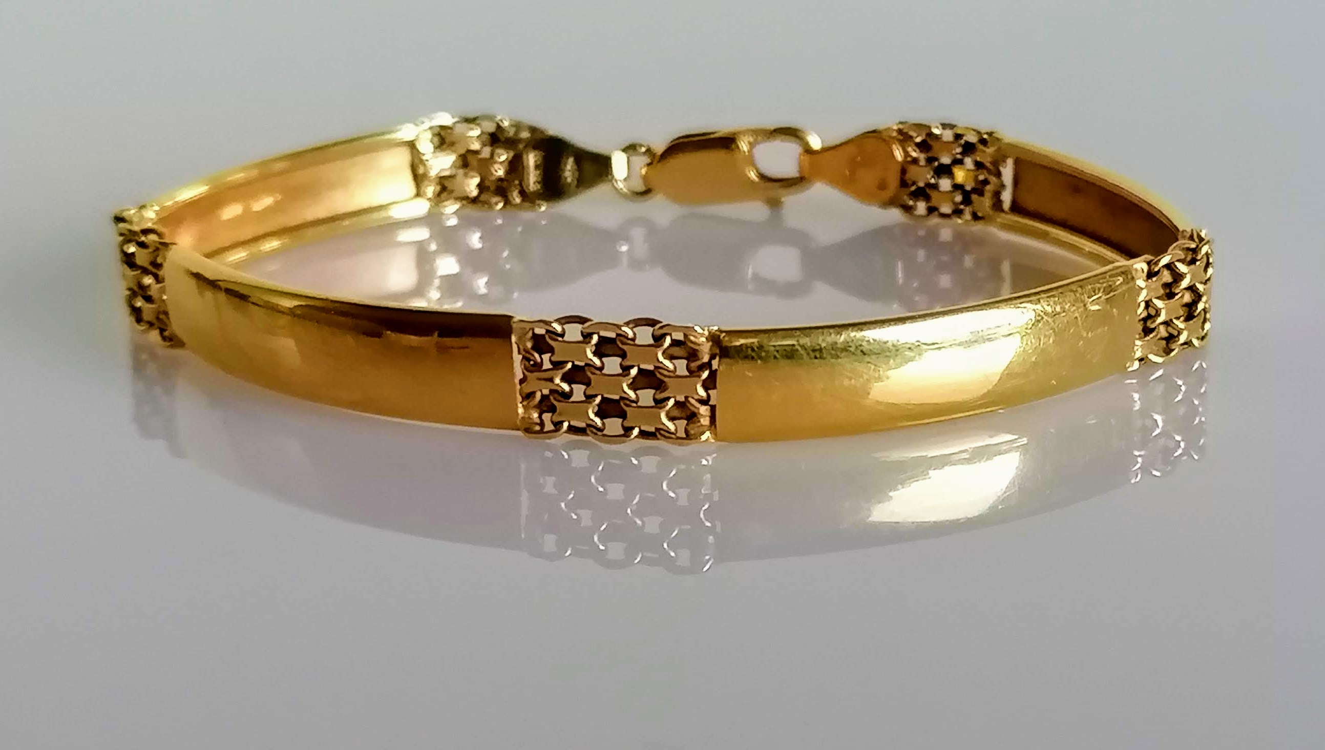 An Italian yellow gold articulated bracelet, stamped 750, 11.61g