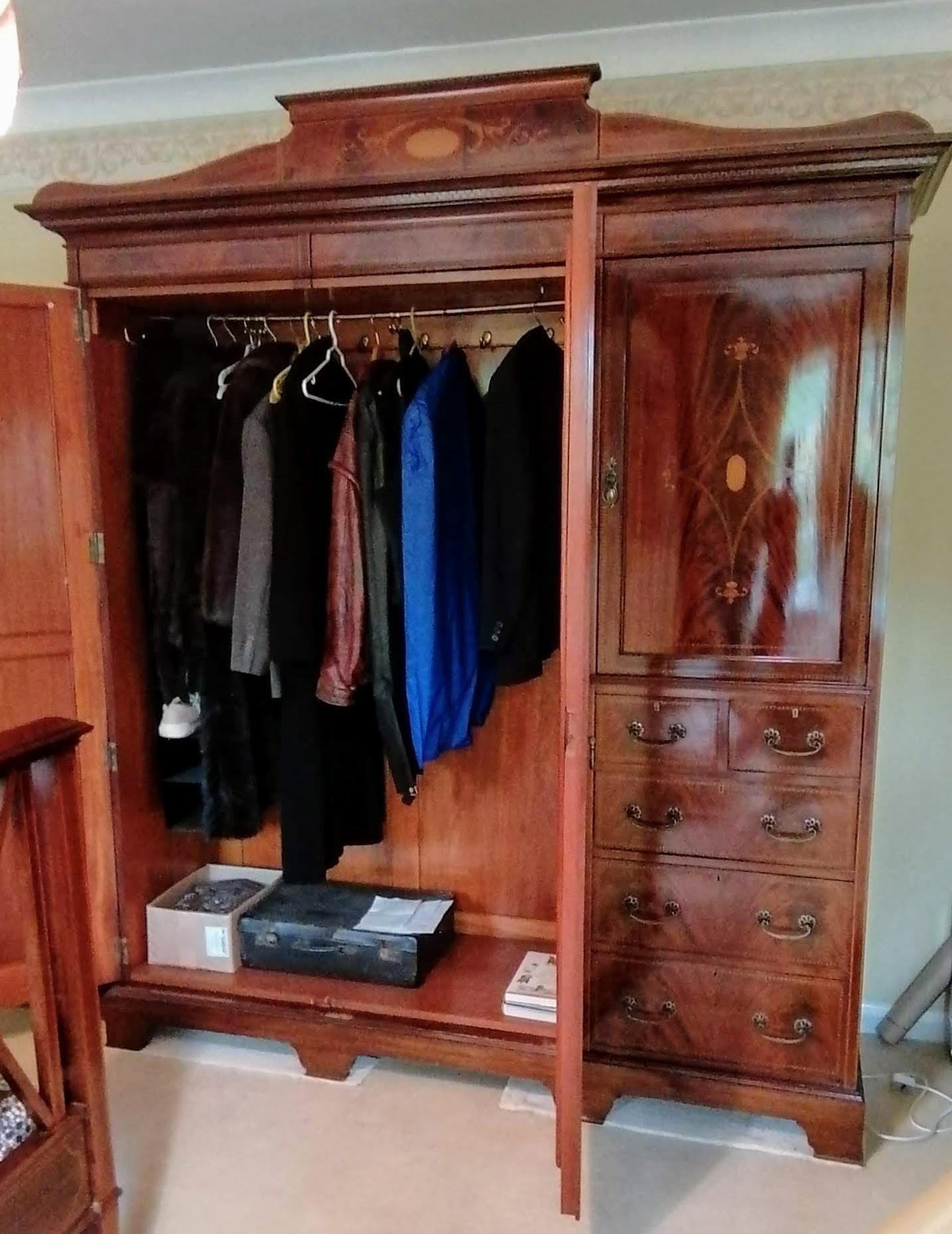 An Edwardian bedroom suite comprising: a treble wardrobe with carved pediment, interior fitted for - Image 5 of 10