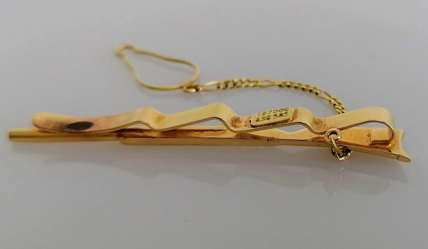 A yellow gold tie clip in the form of a rifle with safety chain, stamped 585, 6 cm, 6.78g - Image 2 of 2