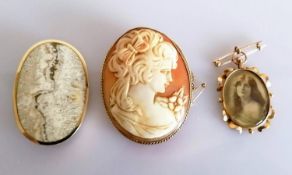 An Edwardian 9ct gold-framed oval photo frame with wavy rime decoration, 4 x 2.5 cm; a Cameo brooch,