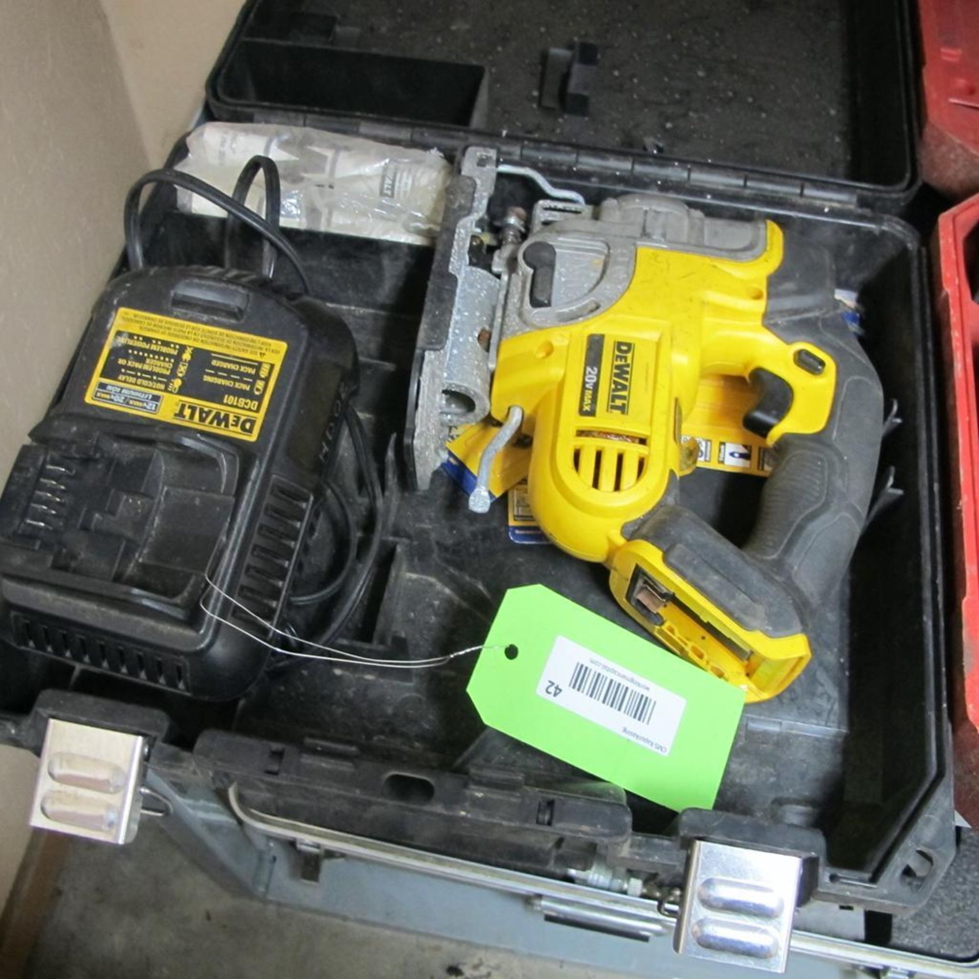 DEWALT 20 VOLT MAX DCS331 WIRELESS JIGSAW W/CHARGER, BLADES AND CASE