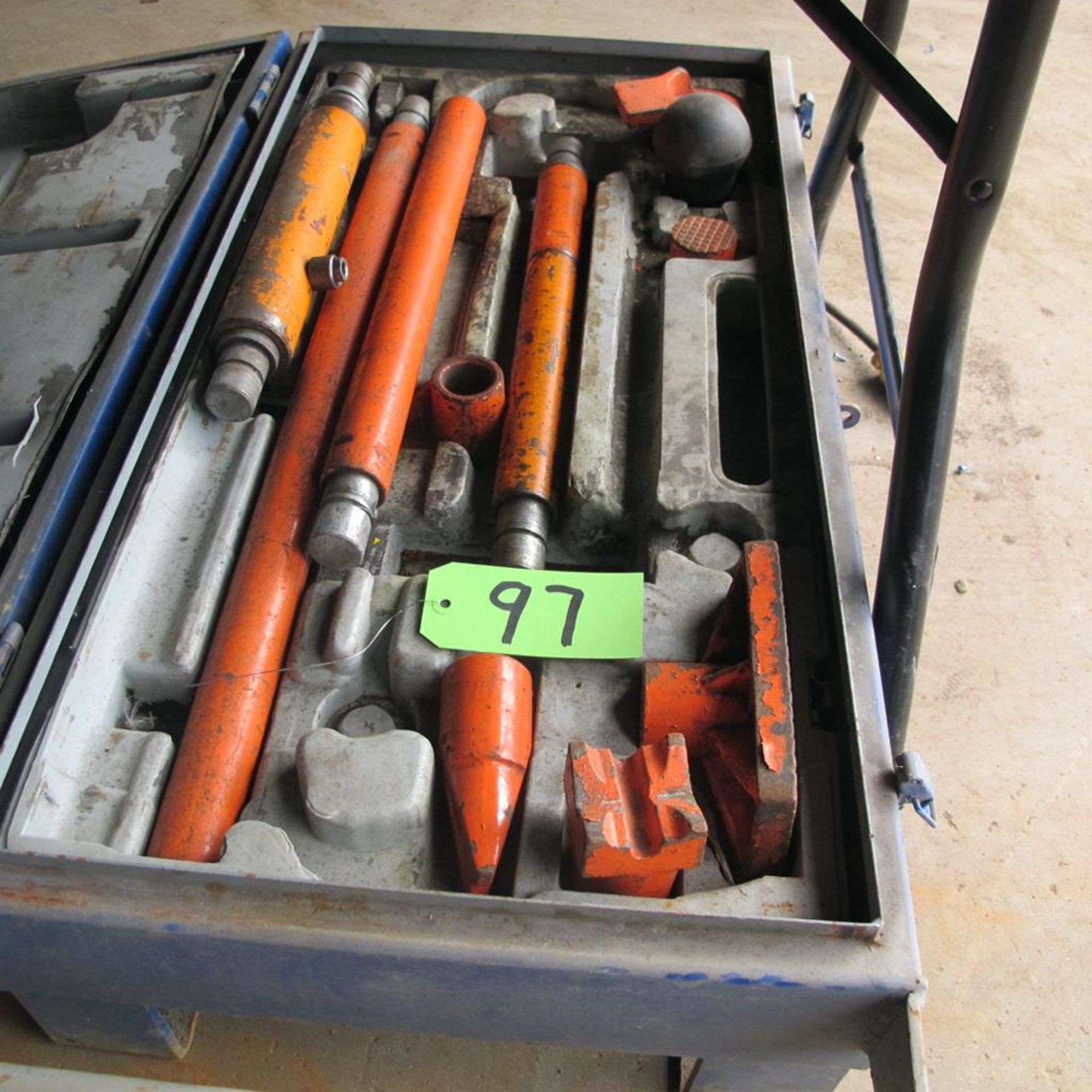 LOT OF HYDRAULIC RAMS KIT ON CASTORS/METAL CASE (IN WEST BLDG)